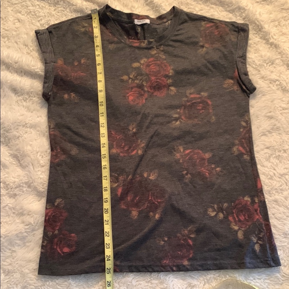 Ardene Black Fitted Cap Sleeve Roses Design T-Shirt - Picture 8 of 10